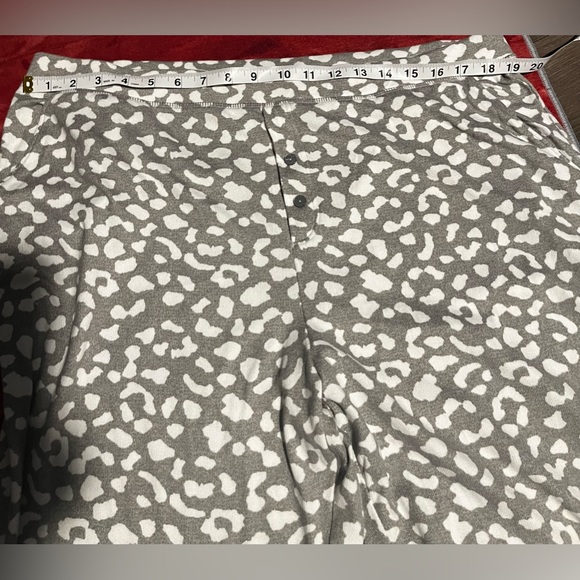 3 piece women’s pajama set. NWOT never worn XL White/gray leopard print - Picture 2 of 16